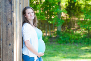 maternity photos at barn