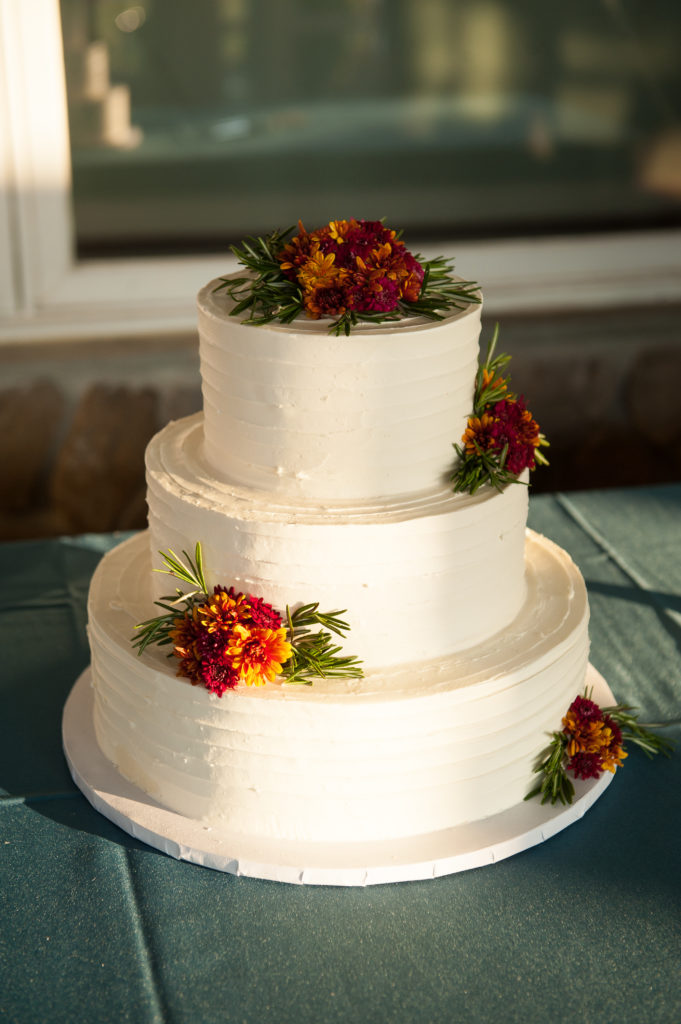 wedding cake red flowers 